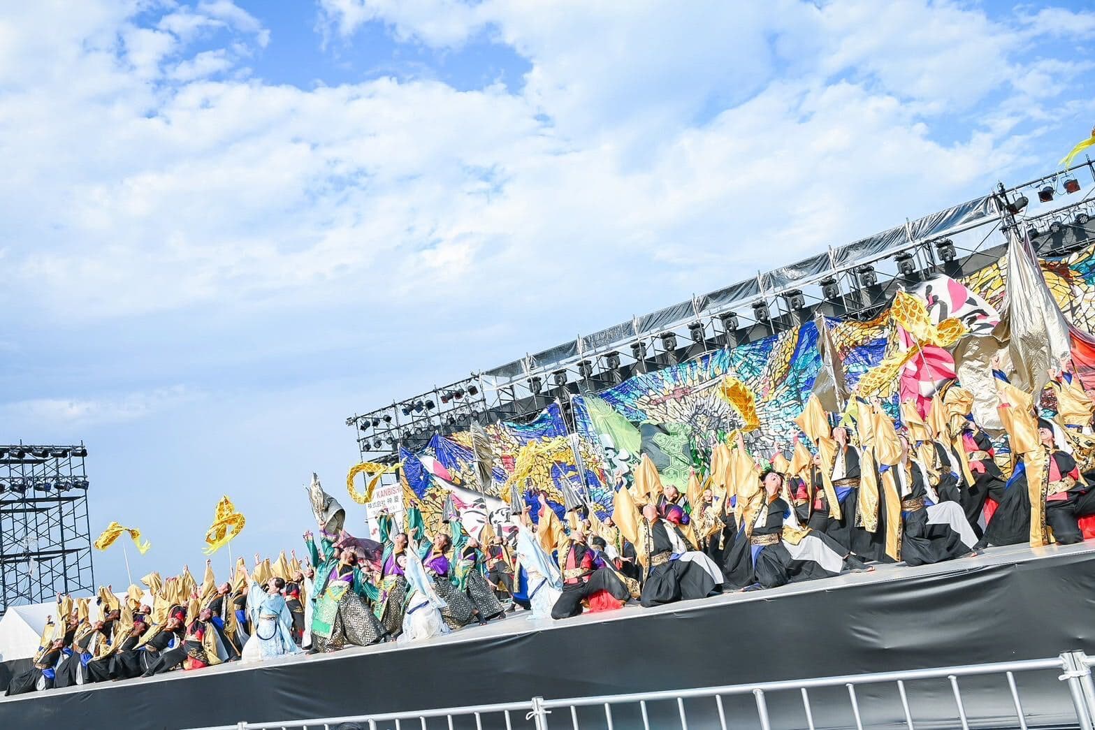 Kyoen Sodefure! Saikyo Zensen performing