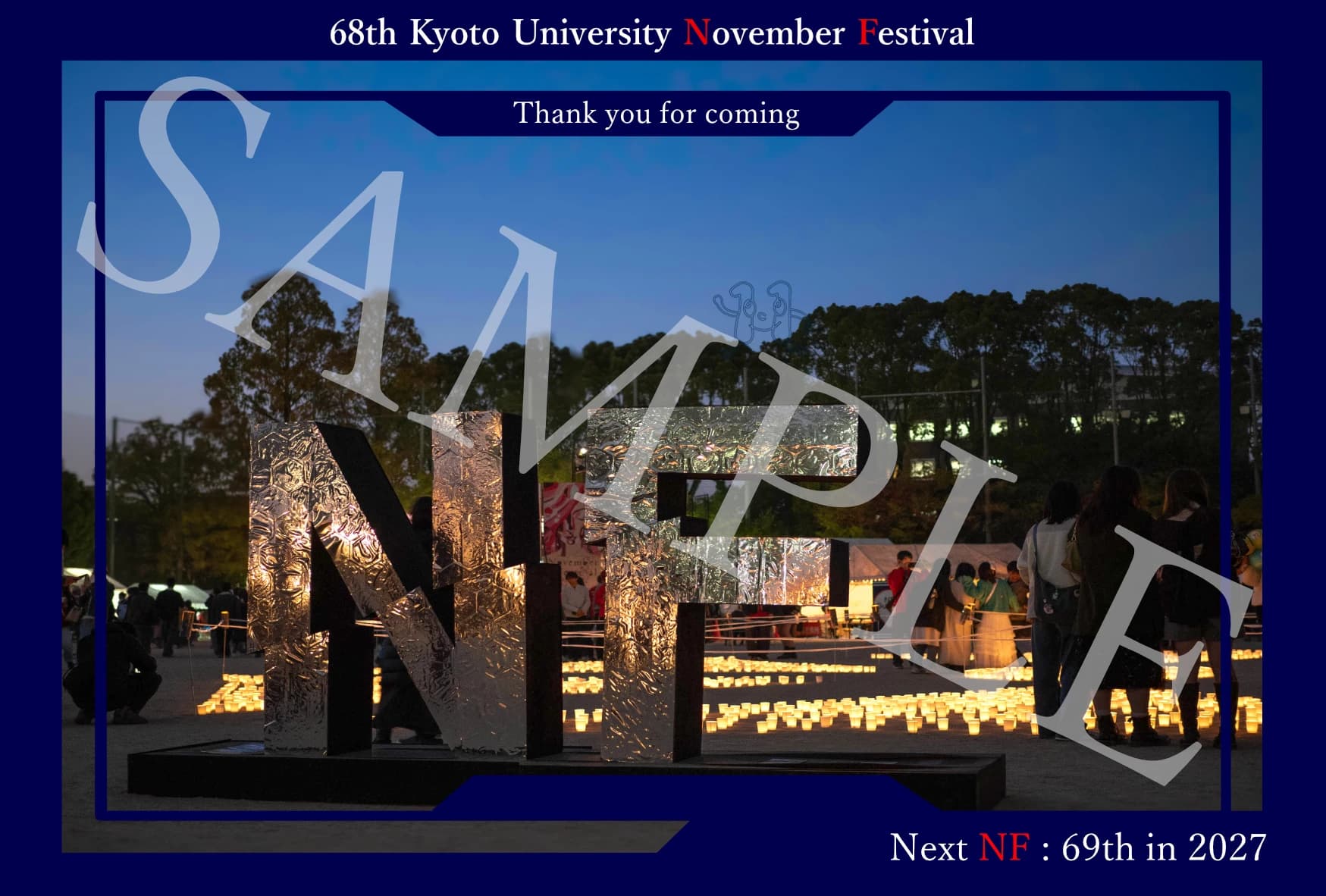 ポストカードの見本:夕暮れの「NF」の立体文字とキャンドル