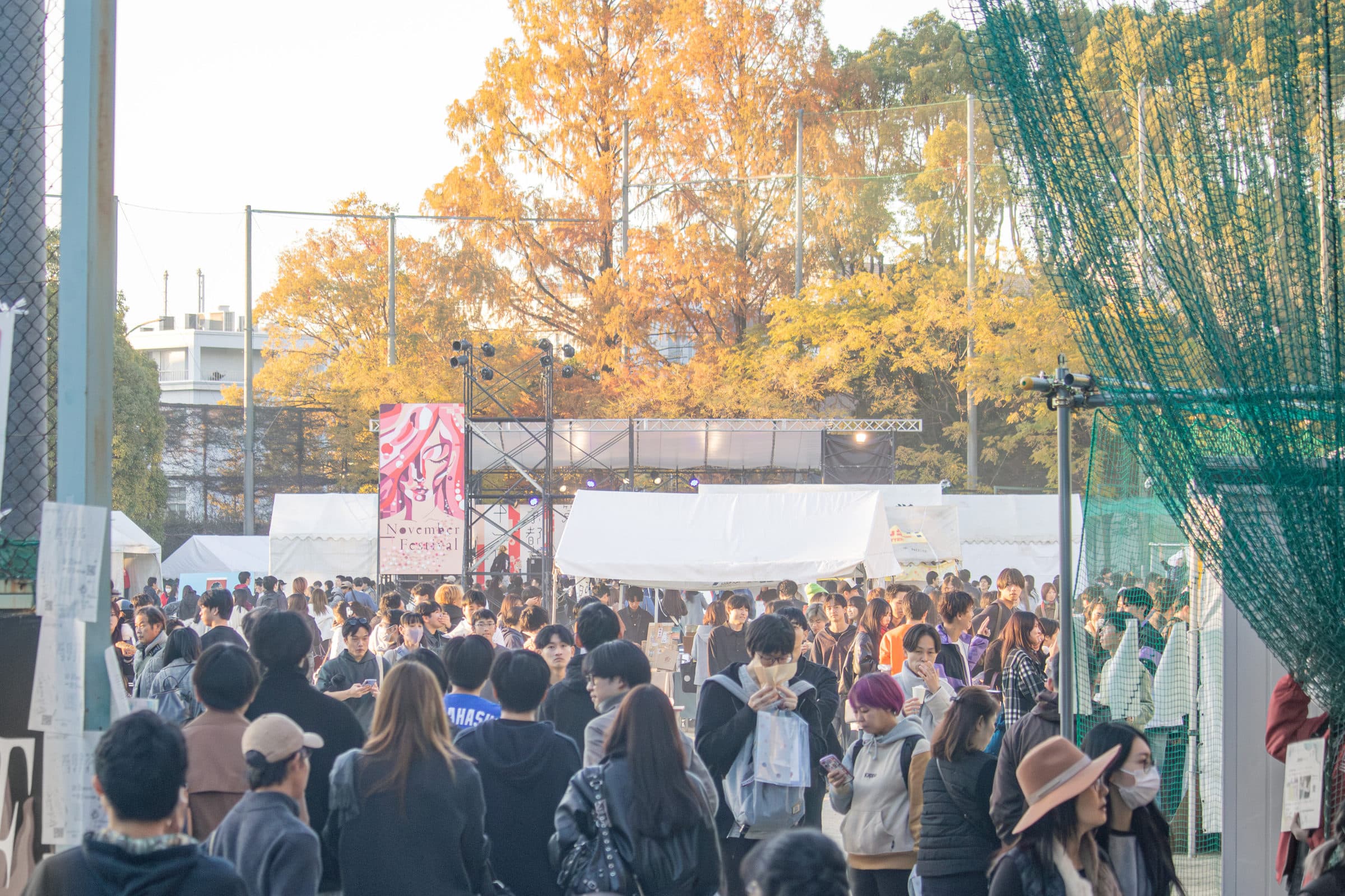 紅葉に囲まれた会場を行き交う大勢の来場者