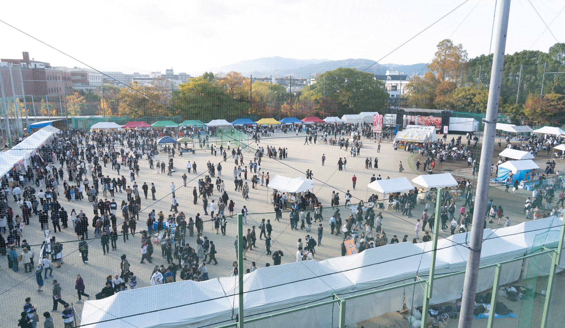 色とりどりのテントが並ぶおまつり広場の俯瞰