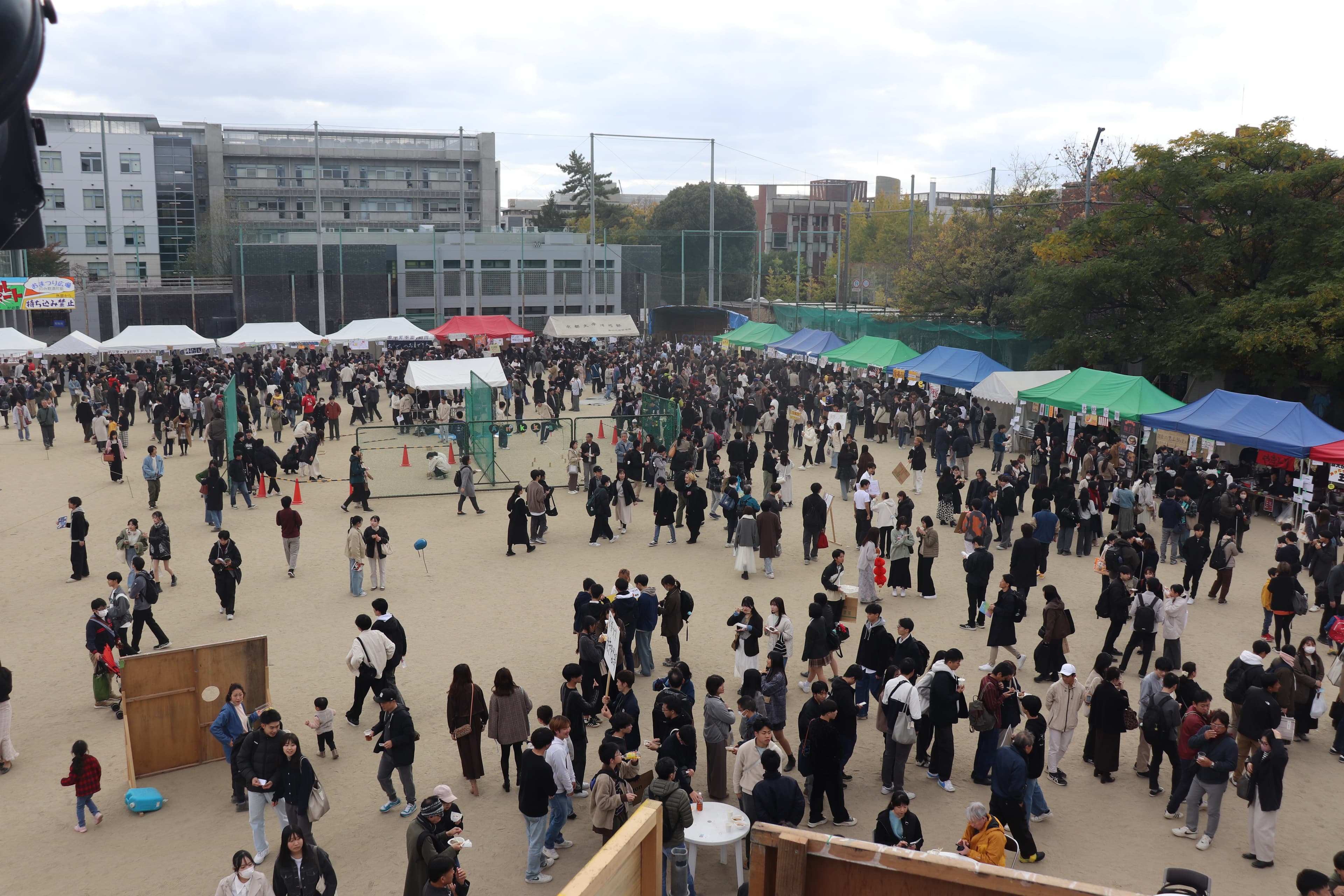 賑わうおまつり広場の様子